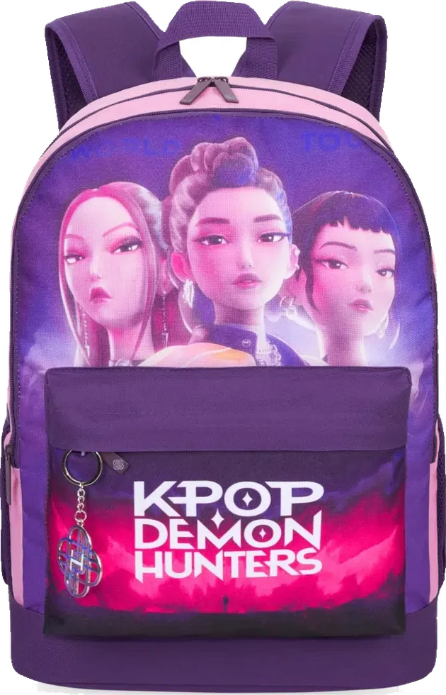 Sac à dos Get Trend K-Pop Demon Hunters violet et rose, vu de face, avec les trois membres de HUNTR/X imprimées et le porte-clé accroché à la poche avant.