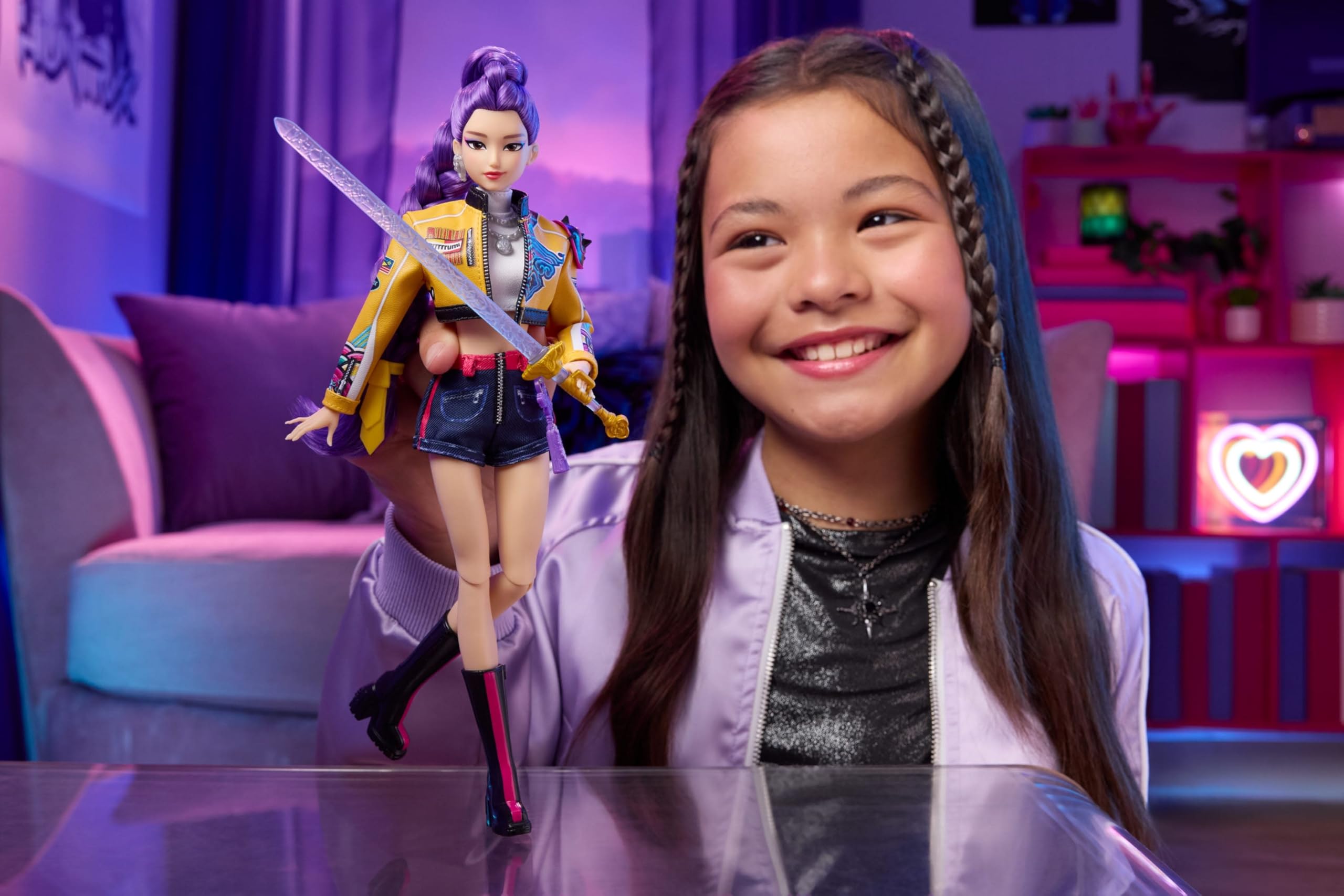 Poupée K-Pop Demon Hunters Rumi Tenue de Scène avec Microphone et Épée – Image 2