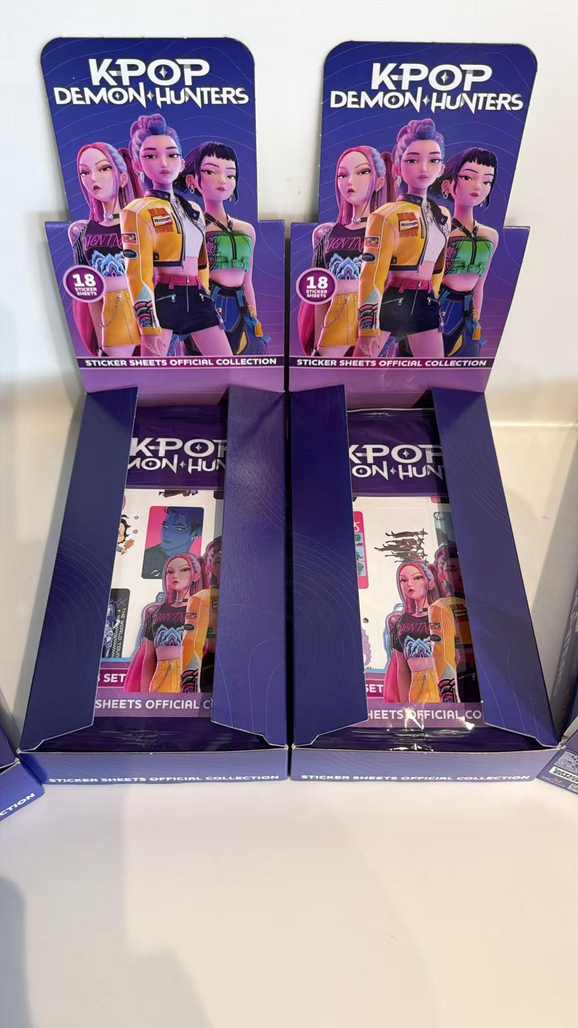 Display box K-Pop Demon Hunters 18 pochettes de cartes autocollantes