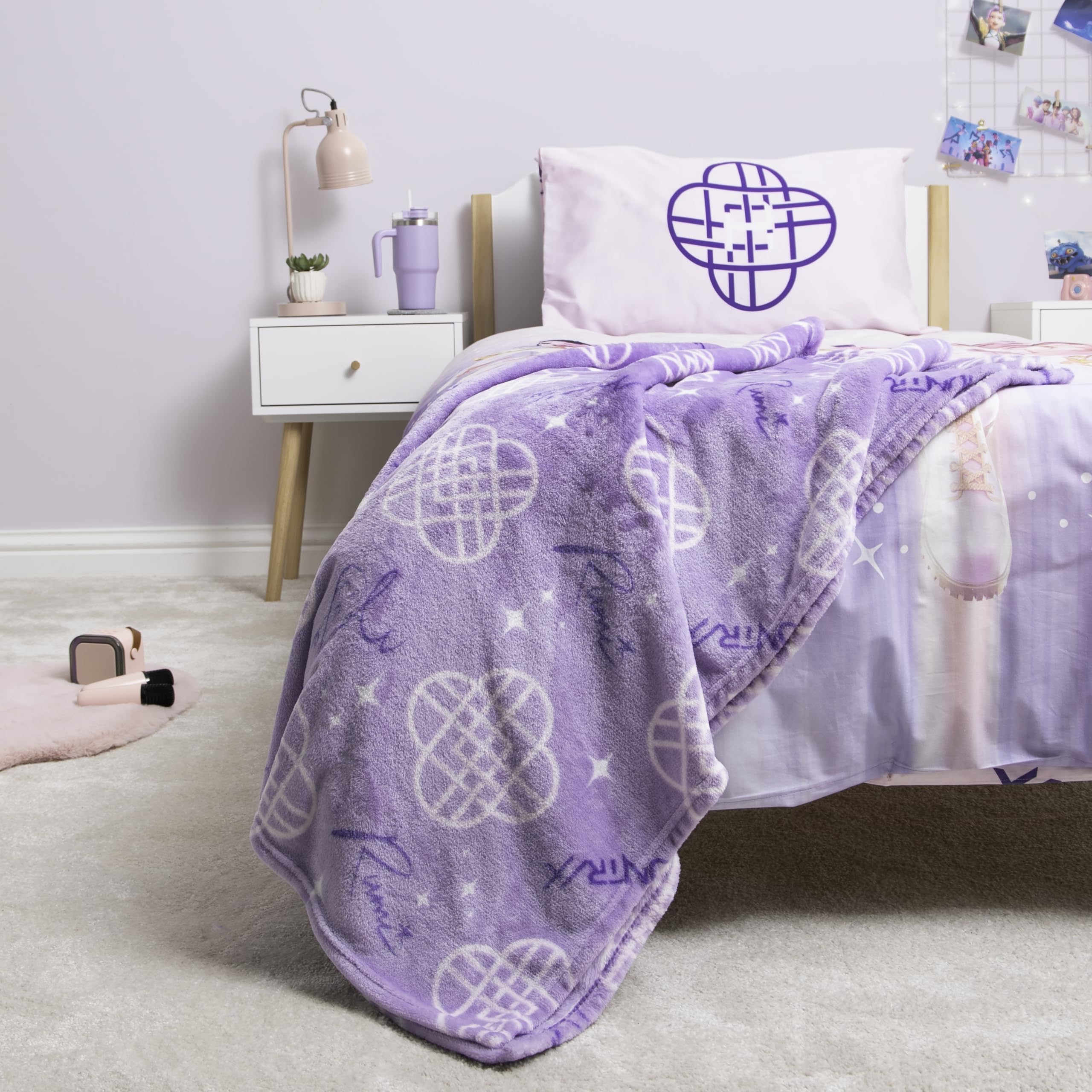 Couverture Polaire K-Pop Demon Hunters Violet et Doré 100x150 cm – Image 3